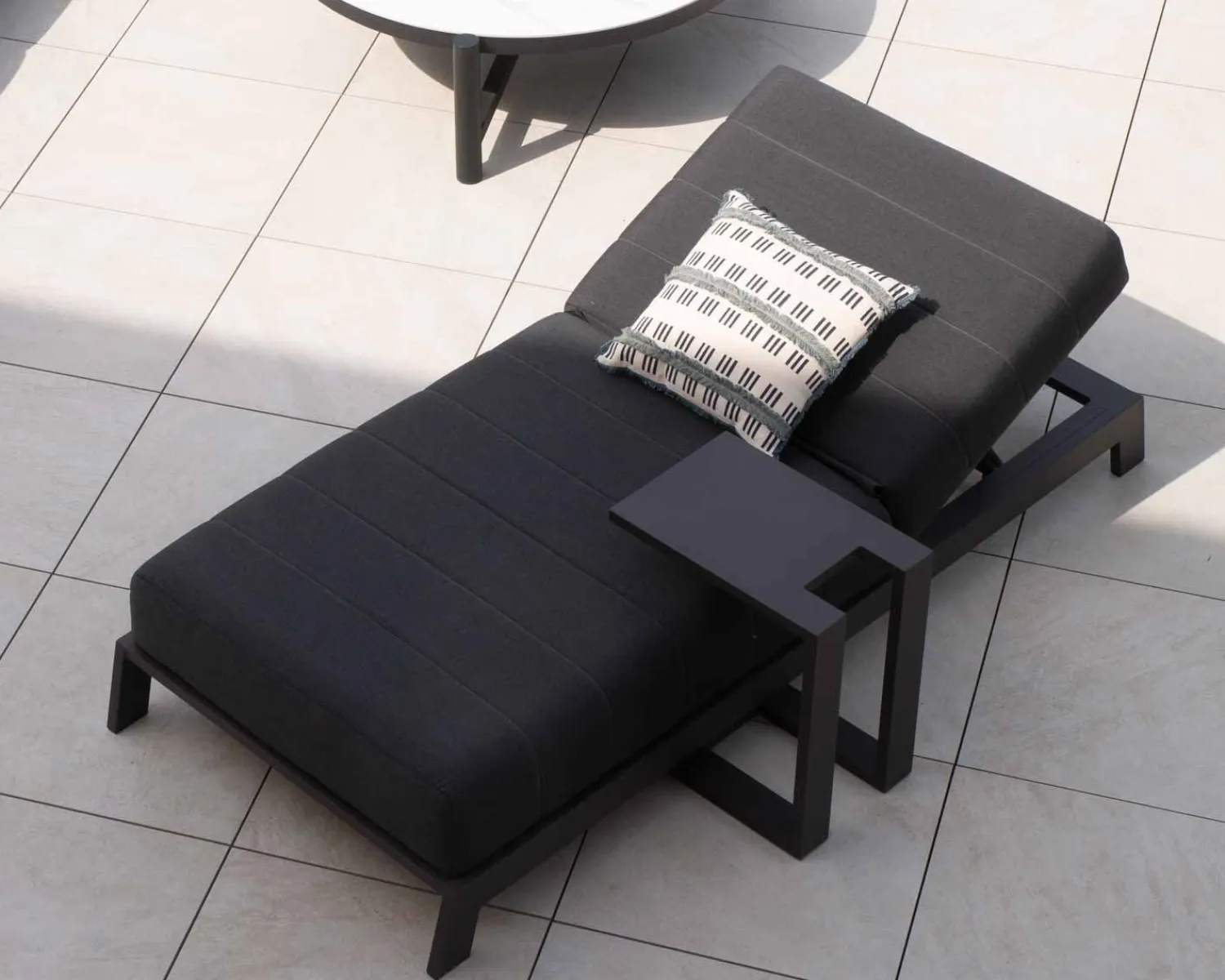 Meuble House Table d'appoint design en aluminium gris anthracite "Lazy Beach" Discount