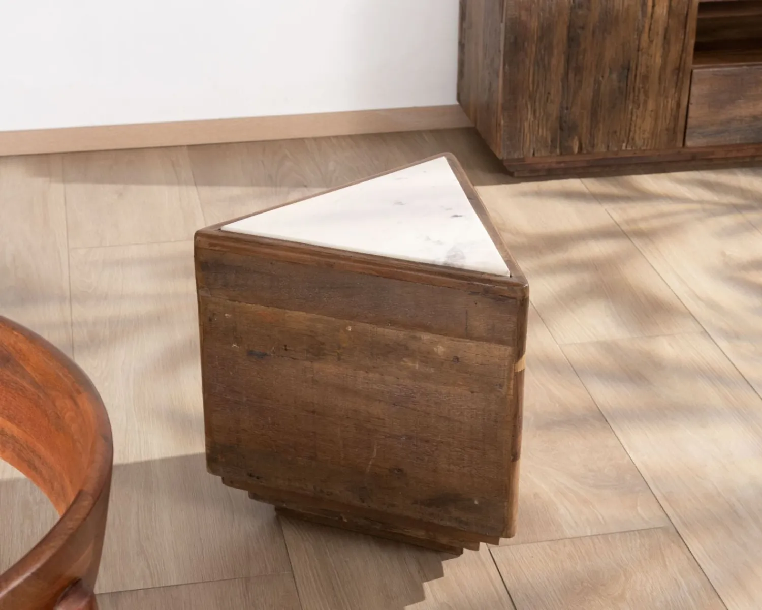 Meuble House Table d'appoint triangulaire en bois recyclé et plateau marbre blanc "Mood" Clearance