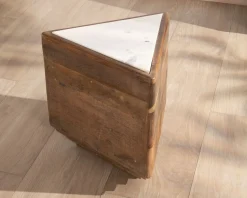 Meuble House Table d'appoint triangulaire en bois recyclé et plateau marbre blanc