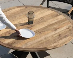 Meuble House Table de jardin ronde en teck et pieds croisés en aluminium