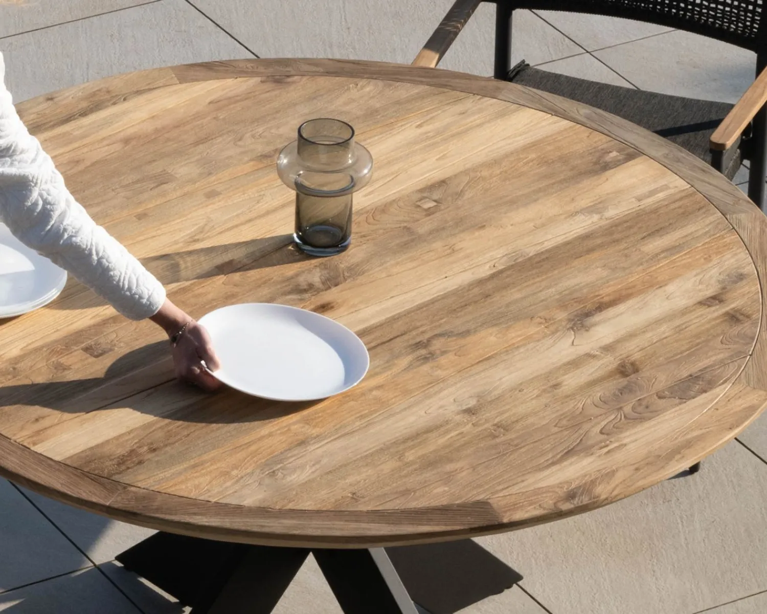 Meuble House Table de jardin ronde en teck et pieds croisés en aluminium "Ozone" 150 cm Hot