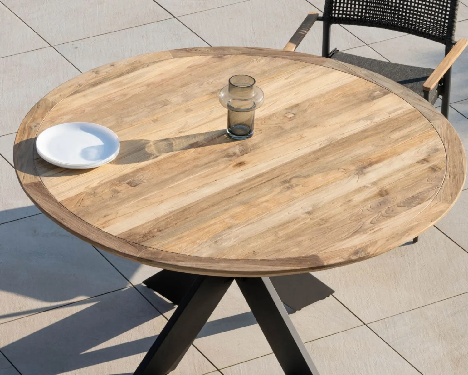 Meuble House Table de jardin ronde en teck et pieds croisés en aluminium "Ozone" 150 cm Hot