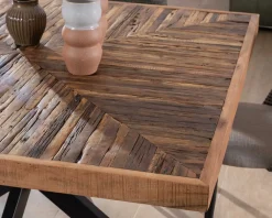 Meuble House Table de repas carrée 140cm acacia finition chevrons pieds métal noir croisés 