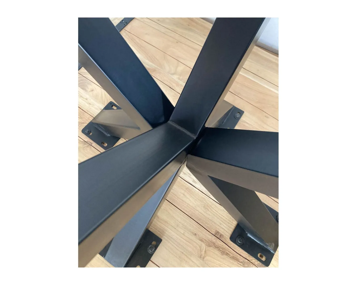 Meuble House Table de repas carrée 140 cm en acacia et pieds mikado métal "3D" Best