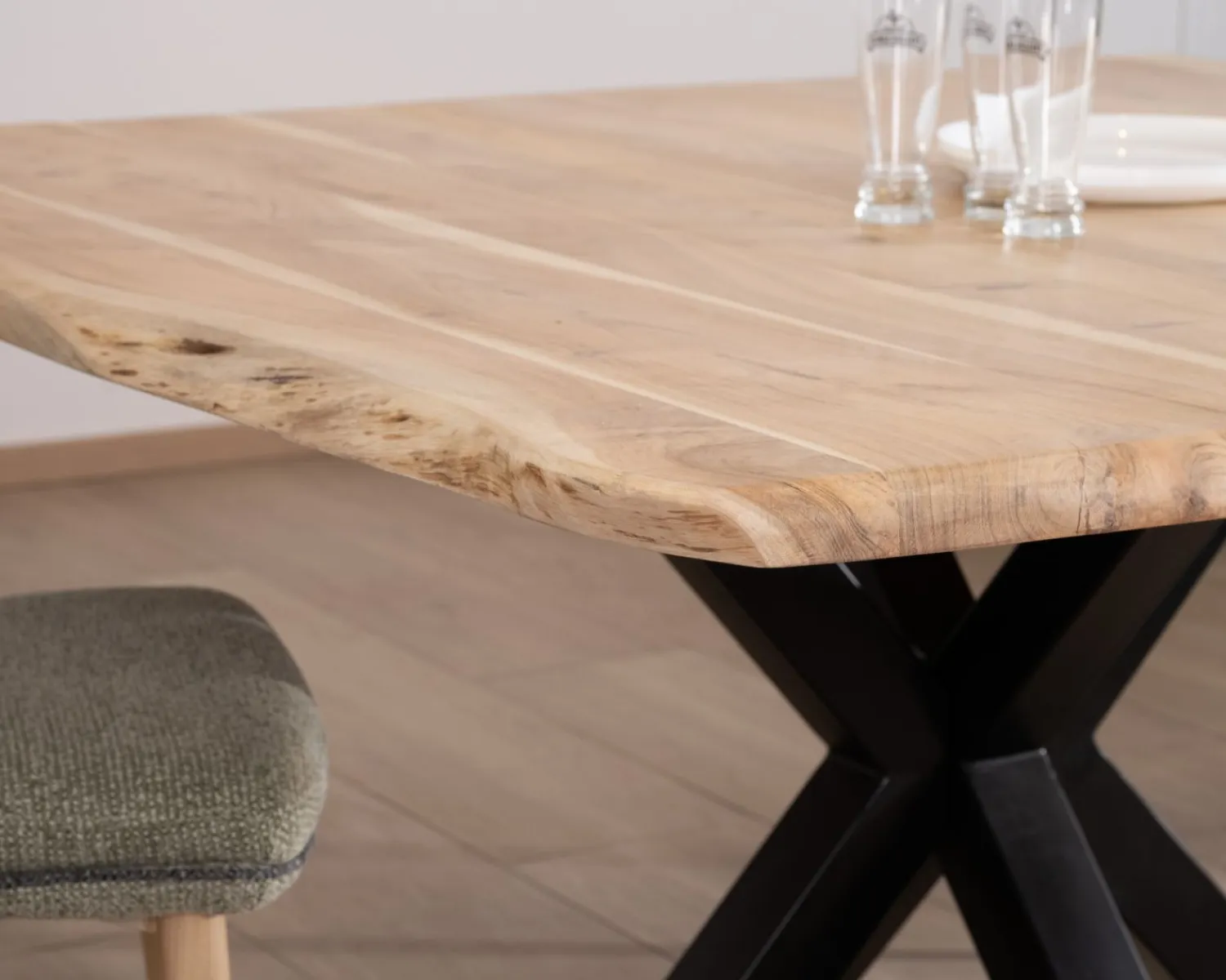 Meuble House Table de repas carrée 140 cm en acacia et pieds mikado métal "3D" Best