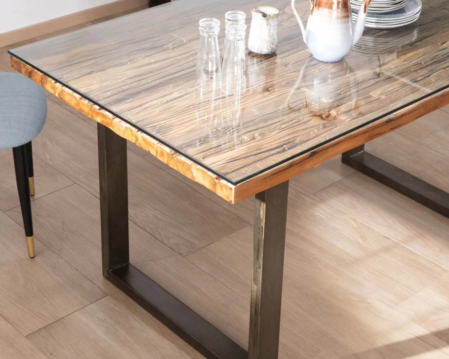 Meuble House Table de repas design en bois recyclé et pieds métal en U "Crescendo" avec plateau verre Hot