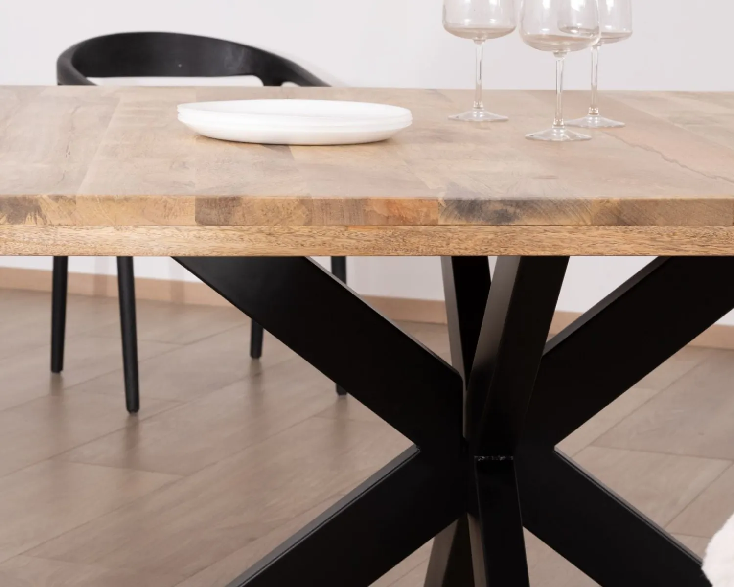 Meuble House Table de repas industrielle carrée 150x150cm métal et bois "Caractère" Outlet