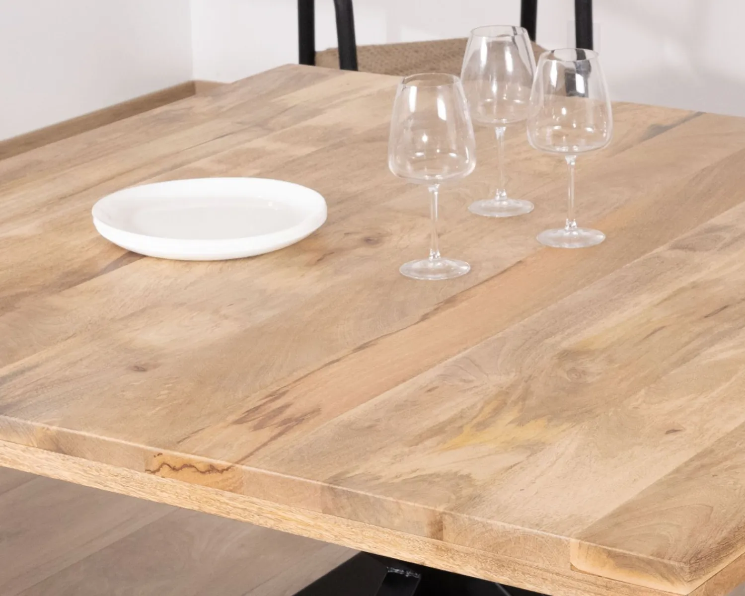 Meuble House Table de repas industrielle carrée 150x150cm métal et bois "Caractère" Outlet