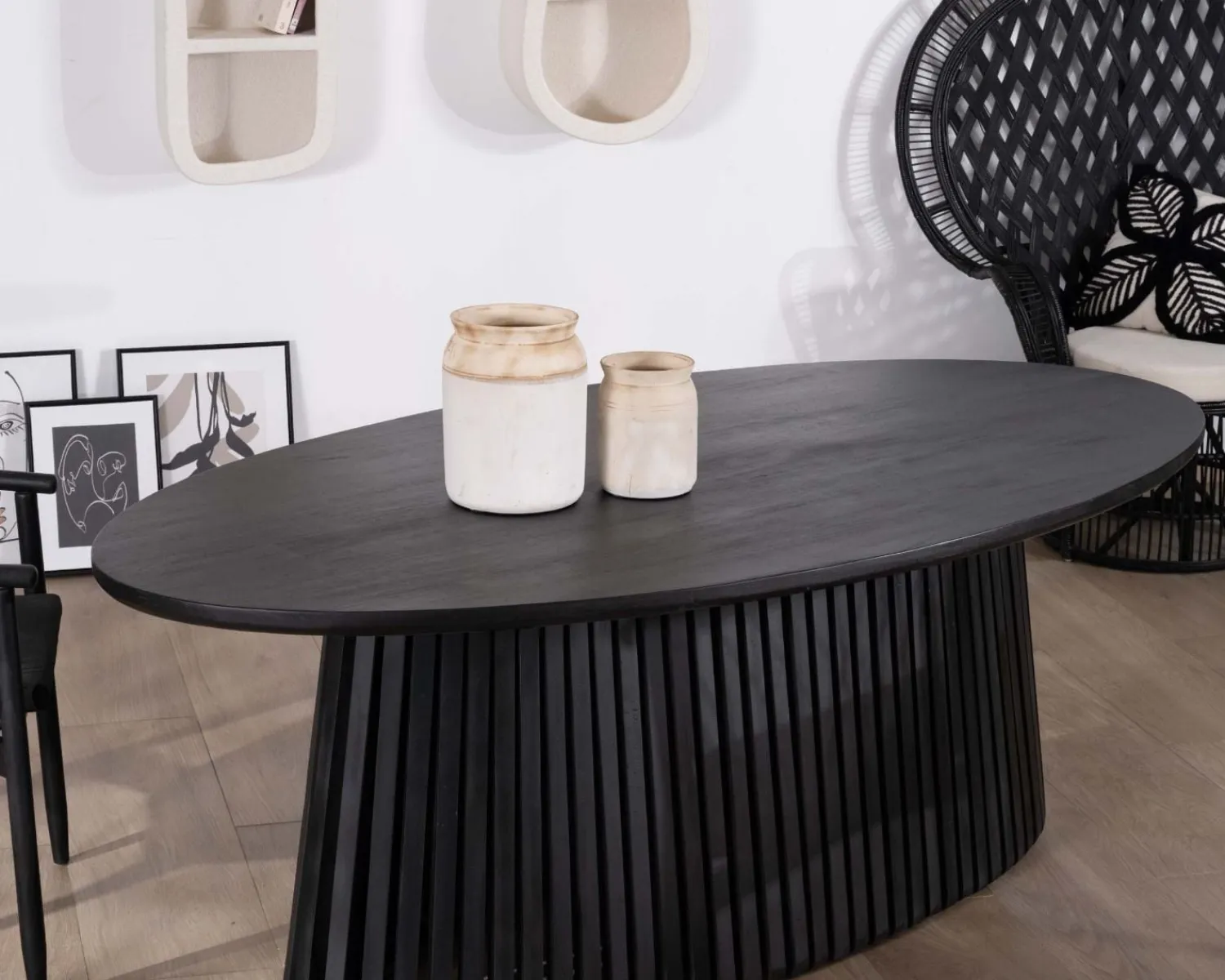 Meuble House Table de repas ovale 210 cm en teck noir pied central ajouré "Dutipi" Discount