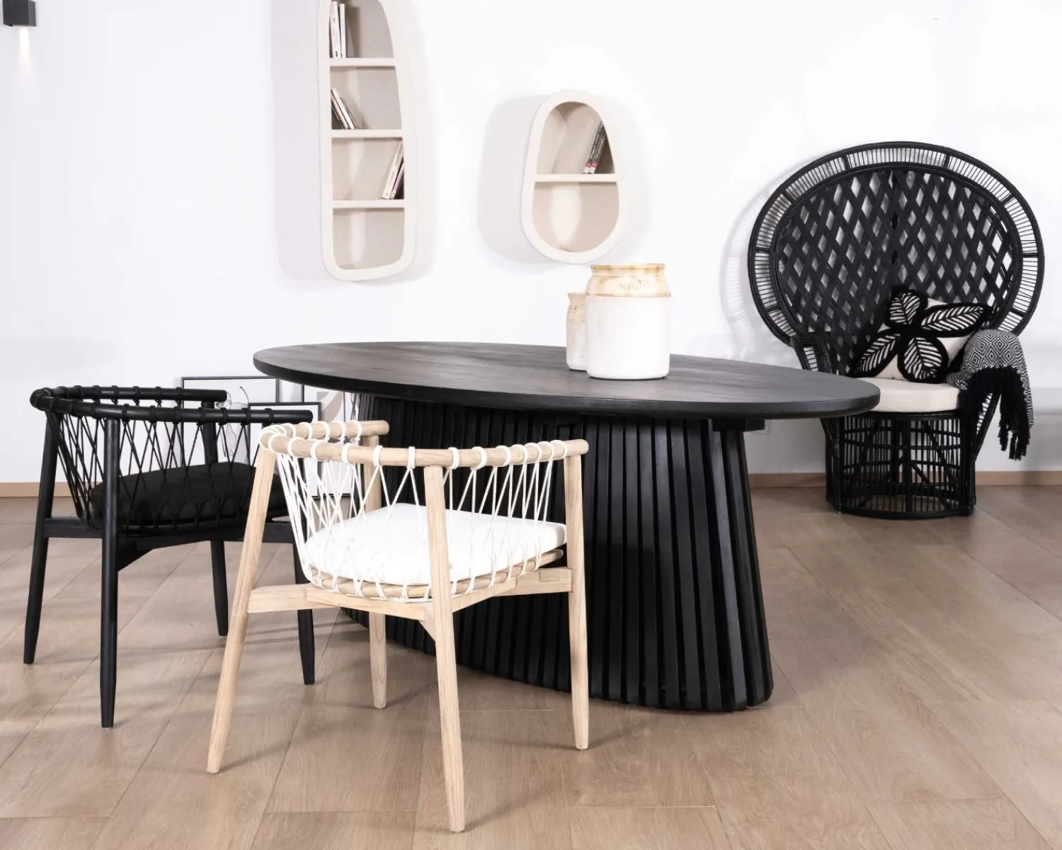 Meuble House Table de repas ovale 210 cm en teck noir pied central ajouré "Dutipi" Discount