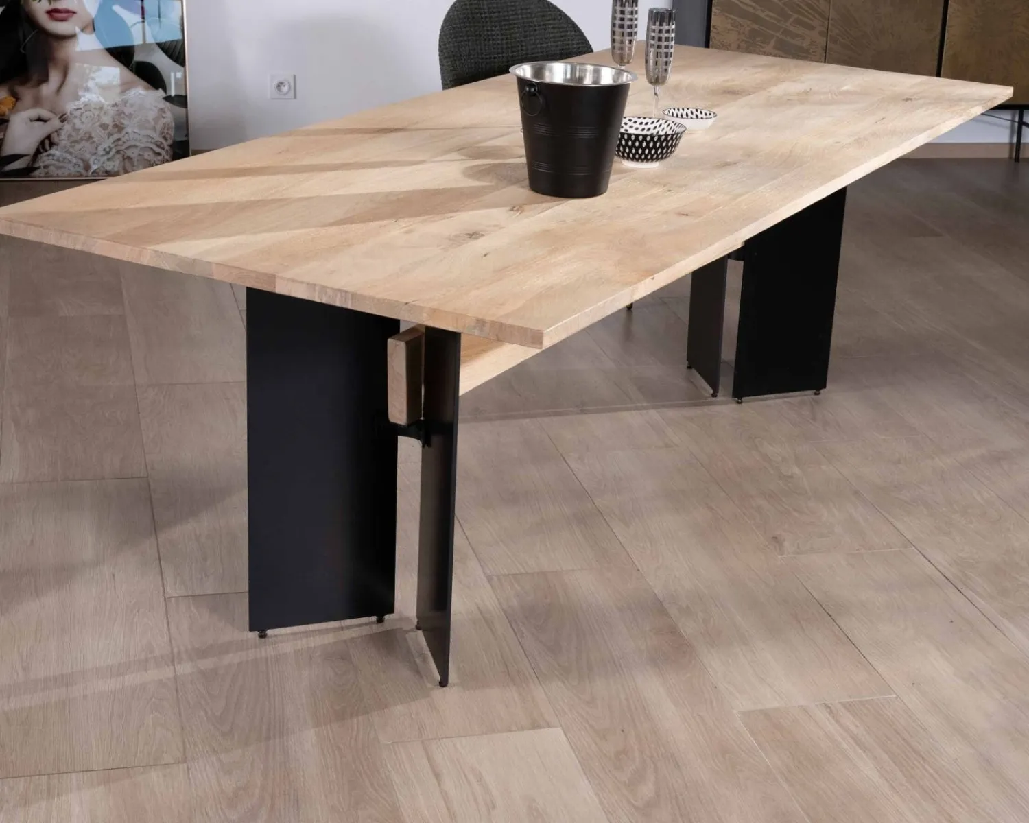 Meuble House Table de salle à manger manguier massif 240cm piètement design bois et métal noir "Saturne coeval"