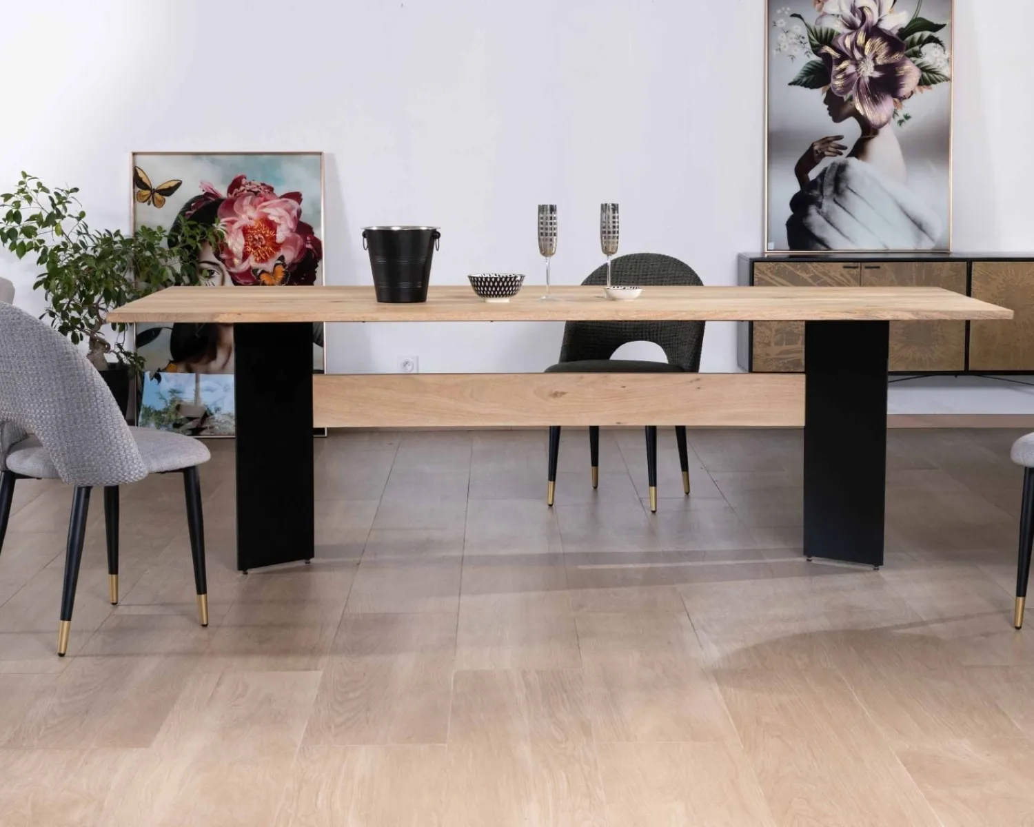 Meuble House Table de salle à manger manguier massif 240cm piètement design bois et métal noir "Saturne coeval"
