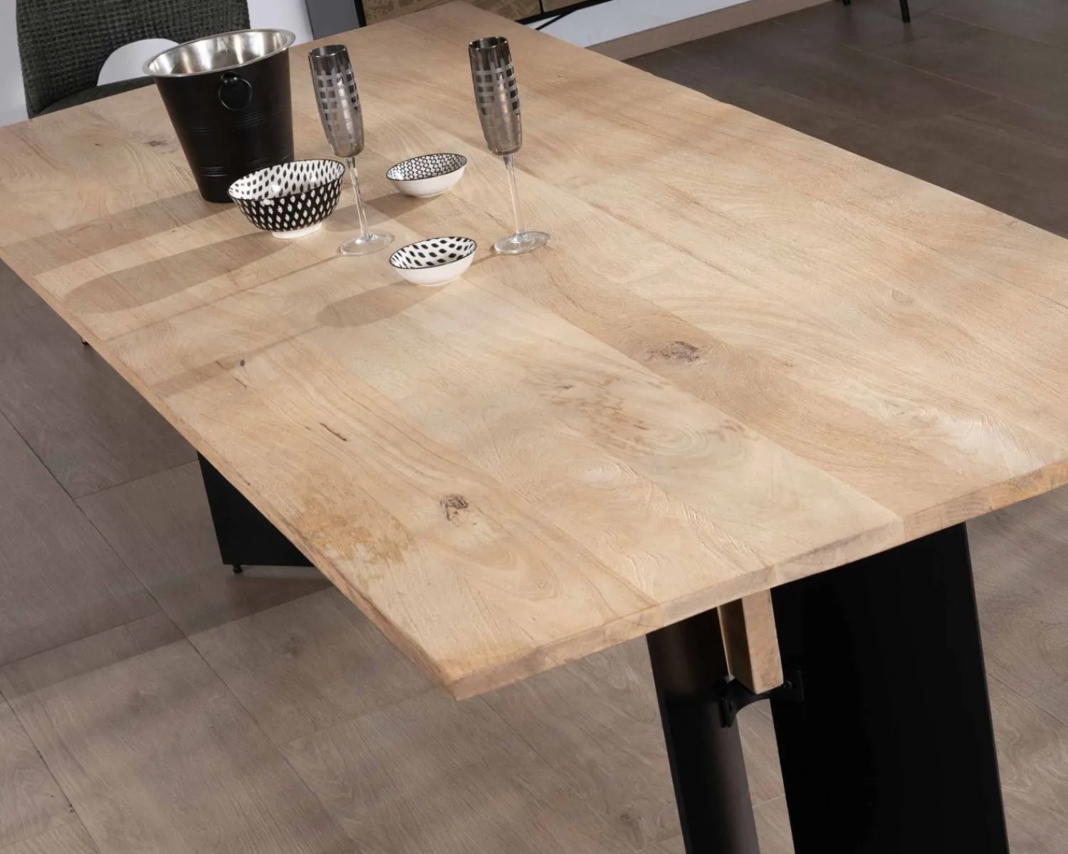 Meuble House Table de salle à manger manguier massif 240cm piètement design bois et métal noir "Saturne coeval"