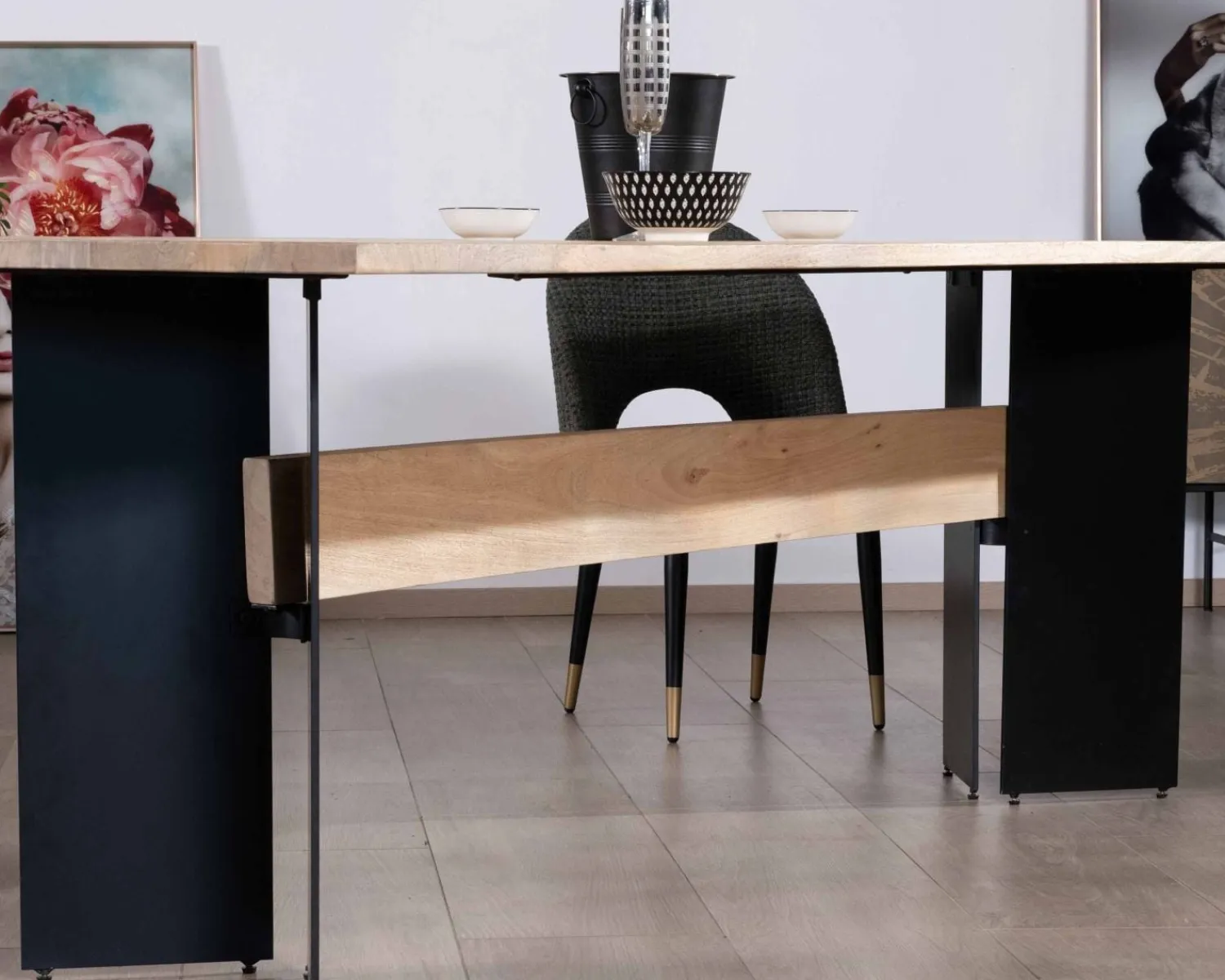Meuble House Table de salle à manger manguier massif 240cm piètement design bois et métal noir "Saturne coeval"