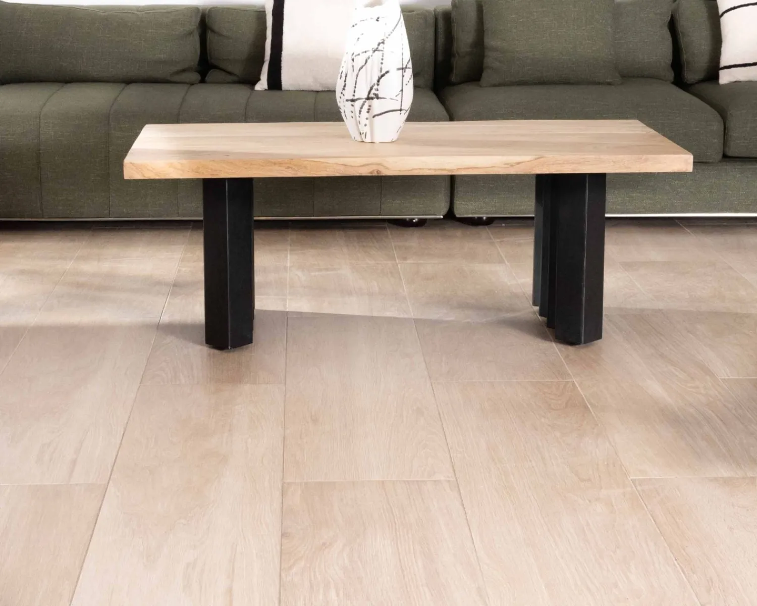 Meuble House Table de salon design en acacia naturel et pieds métal plissés "Audacio" Outlet