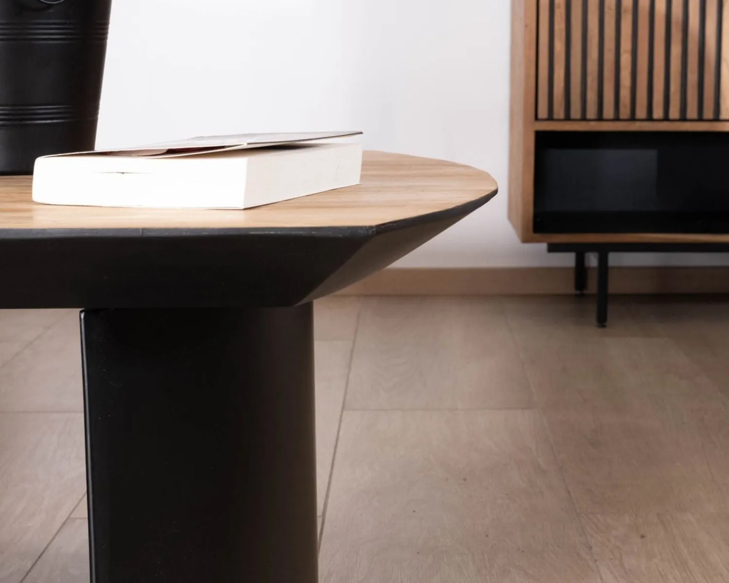 Meuble House Table de salon en teck recyclé et pieds demi sphère en métal noir "Troms" 120 cm Outlet