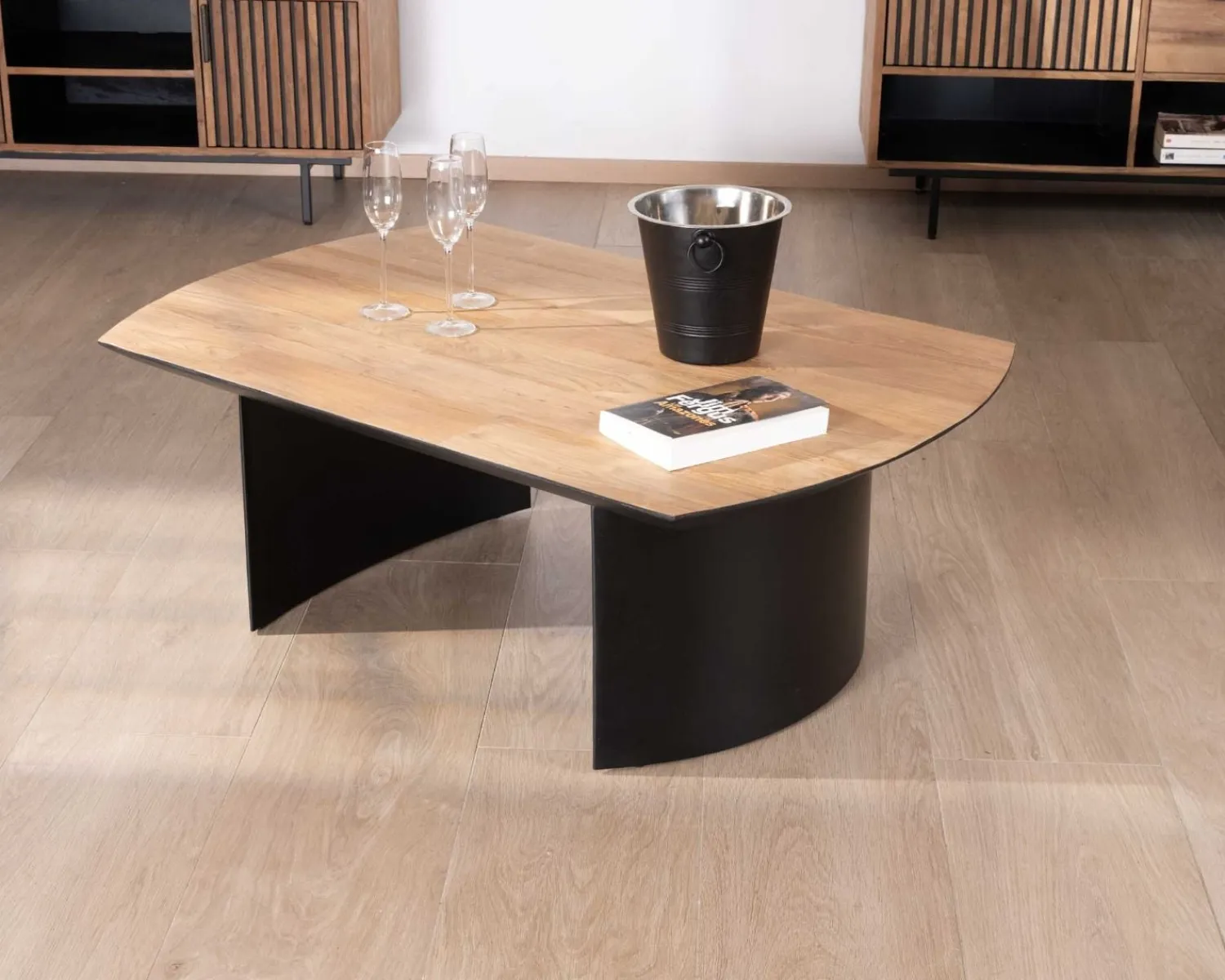 Meuble House Table de salon en teck recyclé et pieds demi sphère en métal noir "Troms" 120 cm Outlet