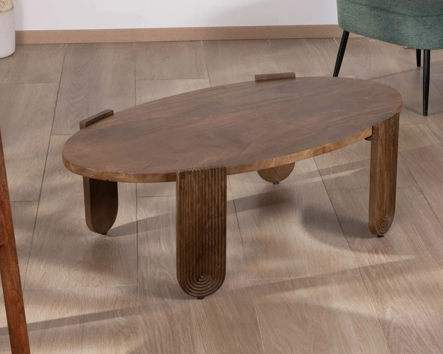 Meuble House Table de salon ovale en manguier pieds cannelés "Loopie" Sale