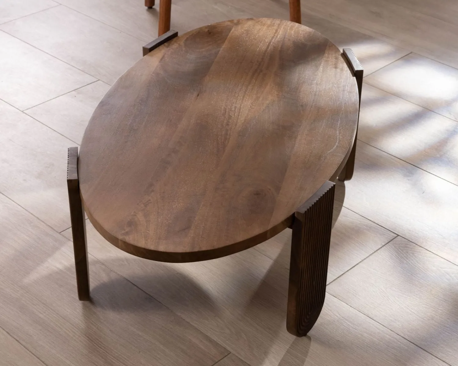 Meuble House Table de salon ovale en manguier pieds cannelés "Loopie" Sale