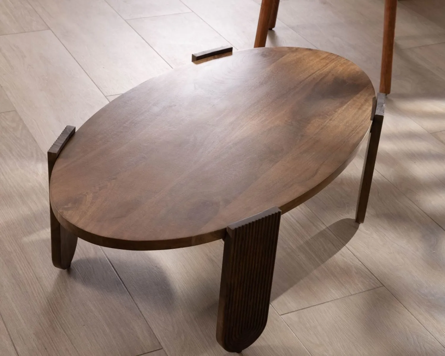 Meuble House Table de salon ovale en manguier pieds cannelés "Loopie" Sale