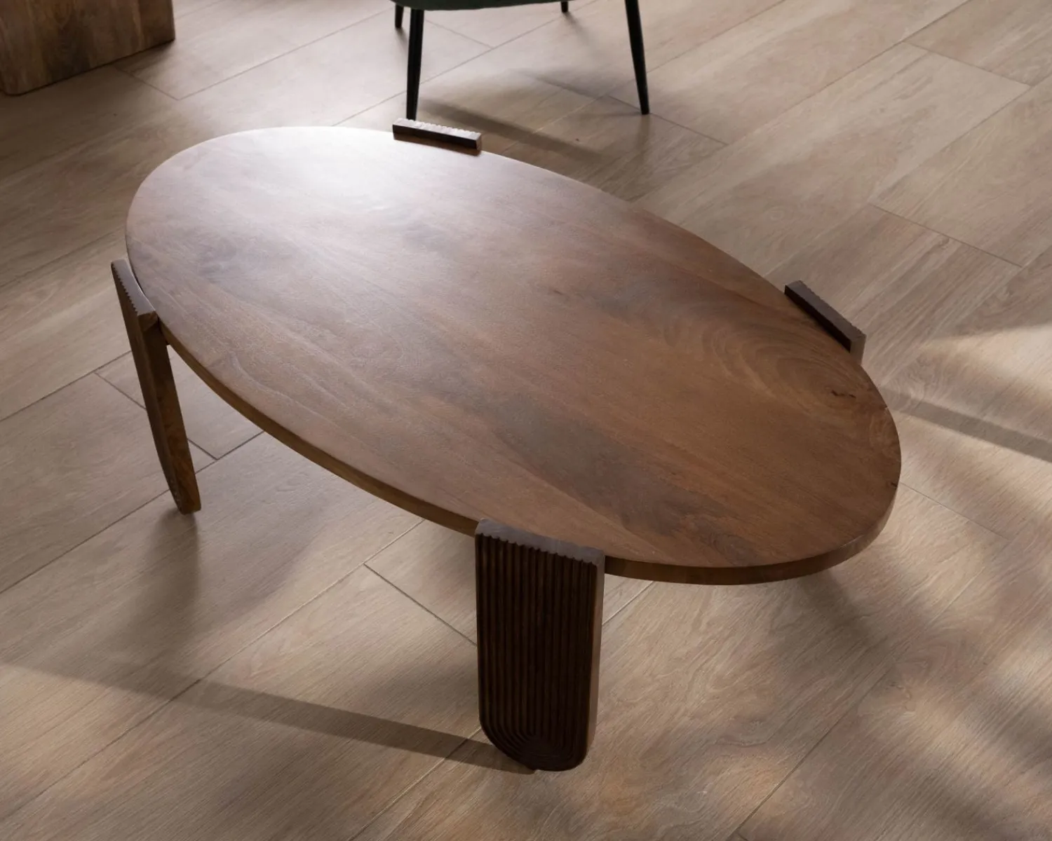 Meuble House Table de salon ovale en manguier pieds cannelés "Loopie" Sale