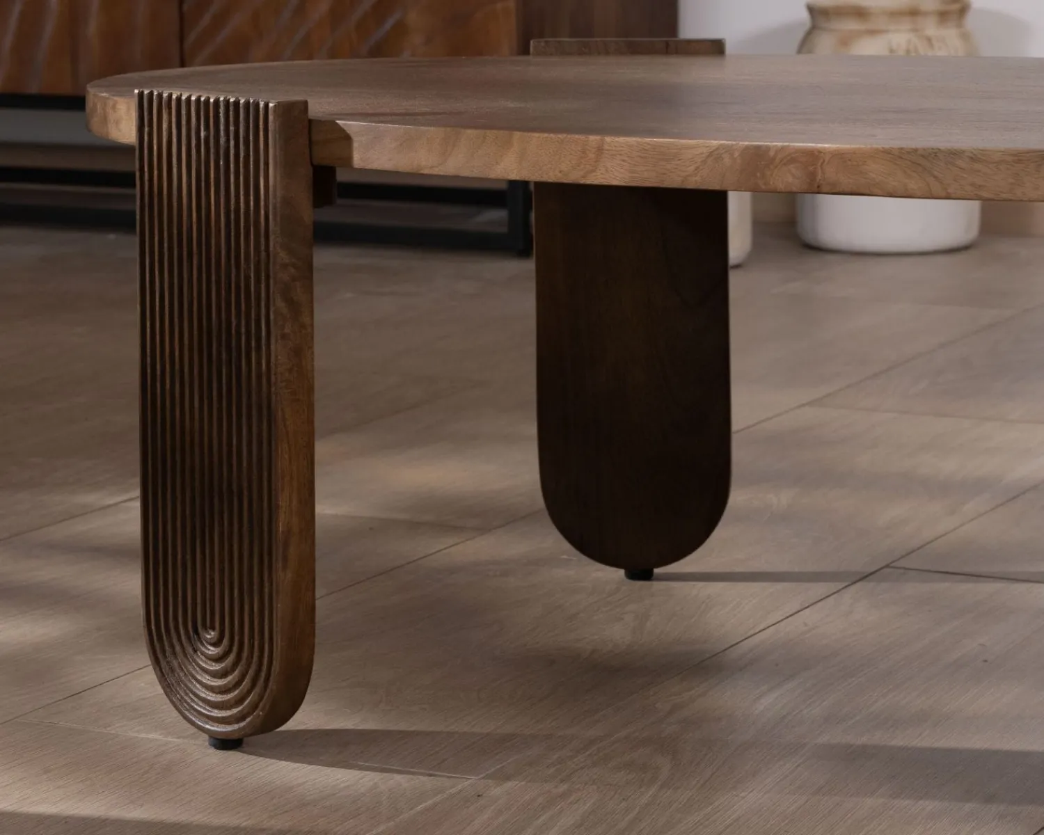 Meuble House Table de salon ovale en manguier pieds cannelés "Loopie" Sale