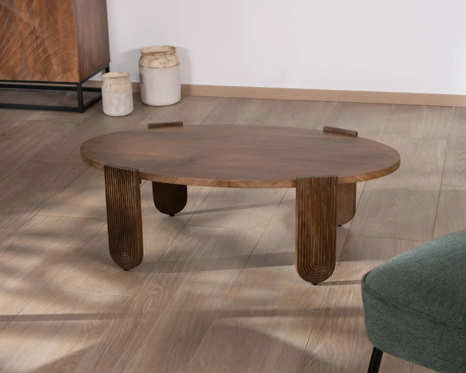Meuble House Table de salon ovale en manguier pieds cannelés "Loopie" Sale