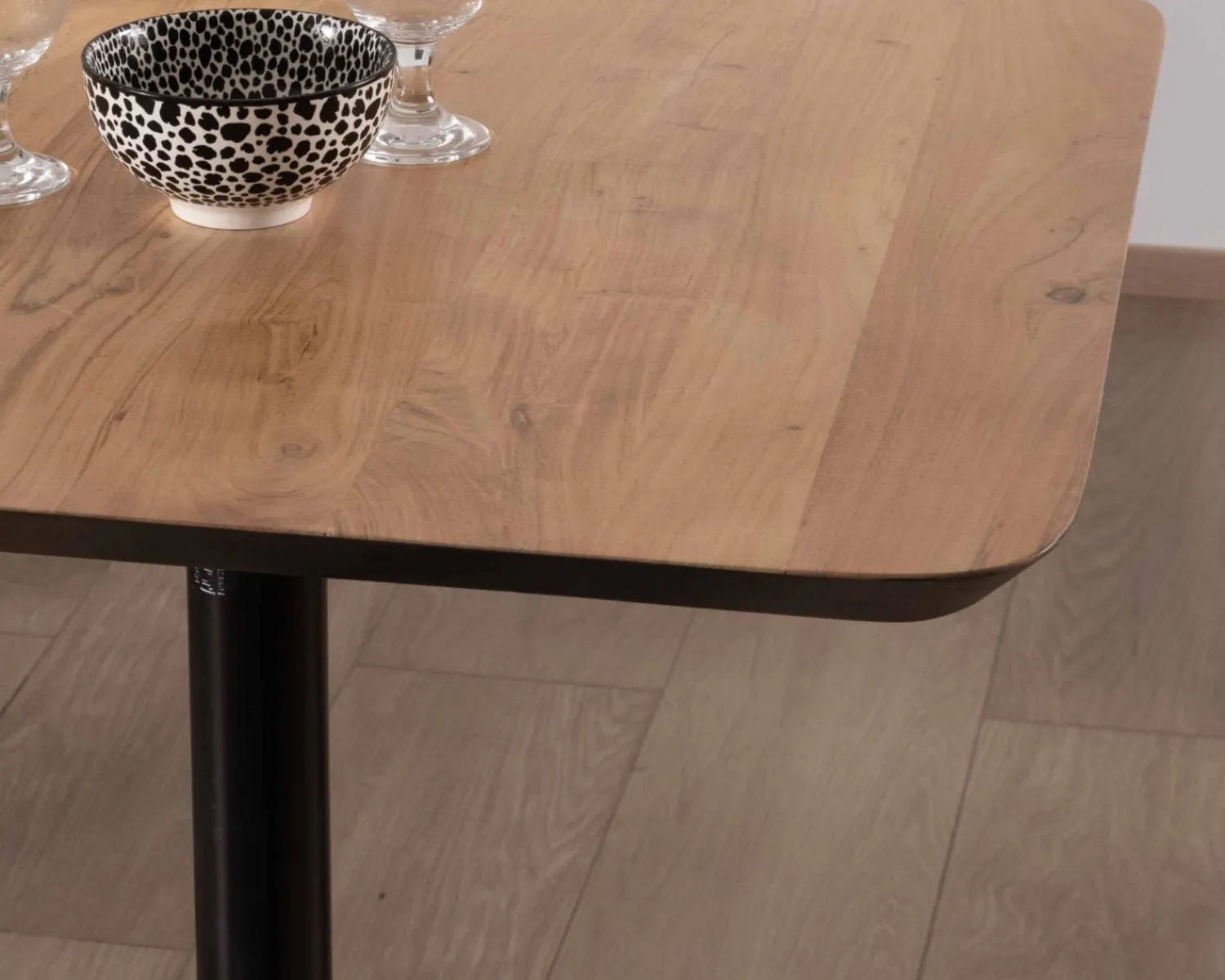 Meuble House Table haute bistrot plateau carré acacia finition biseautée noire "Palaver Club" Best