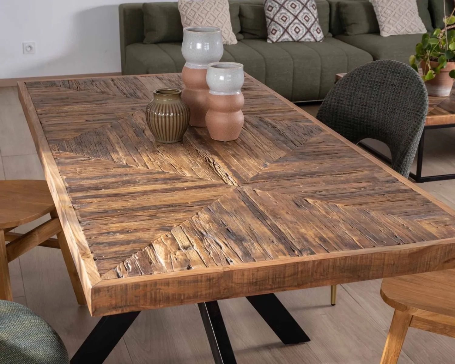 Meuble House Table rectangulaire 180cm acacia finition chevrons piètement métal mikado "Géonidum" Online