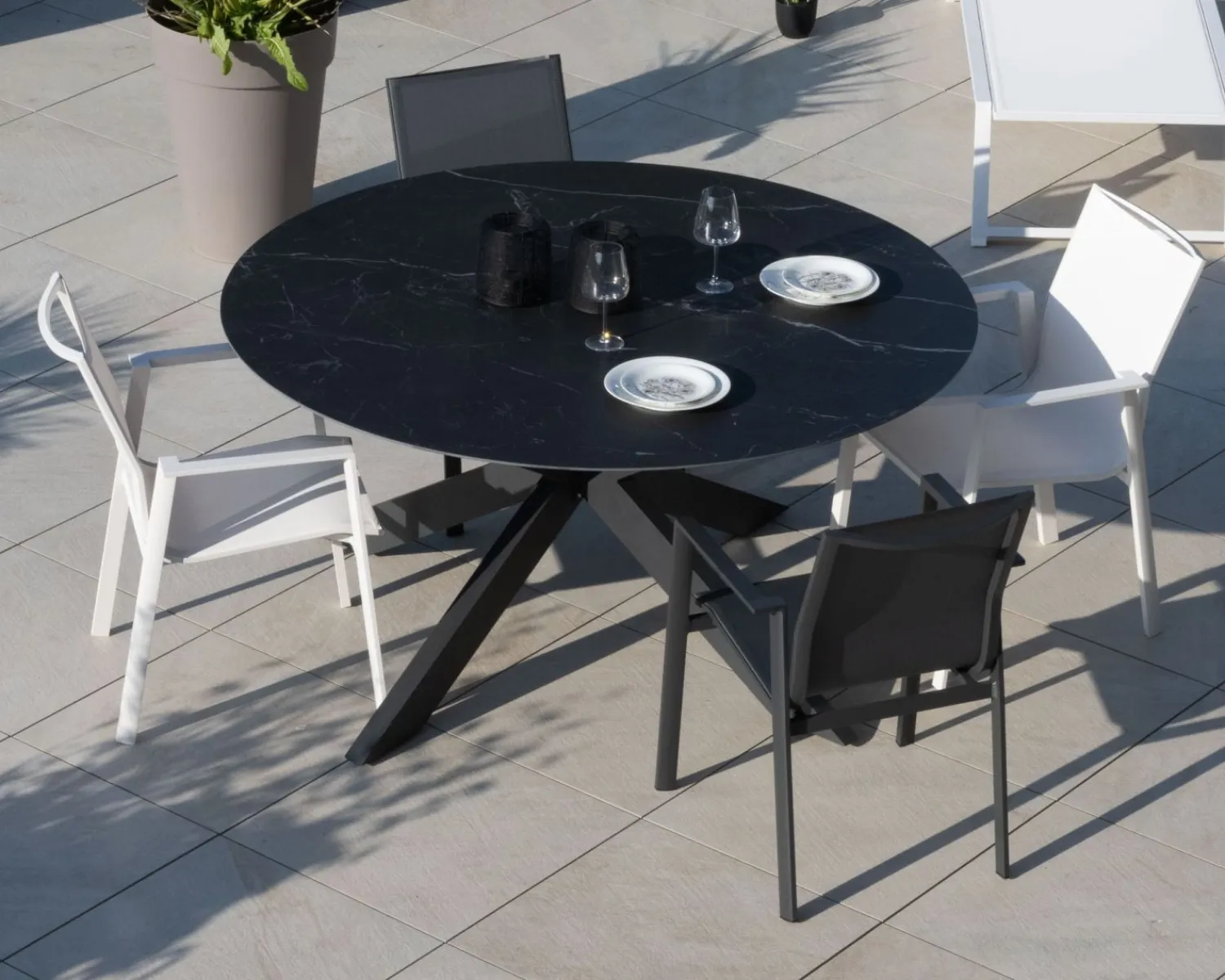 Meuble House Table ronde noire en céramique et aluminium "Chinon" 160 cm Online
