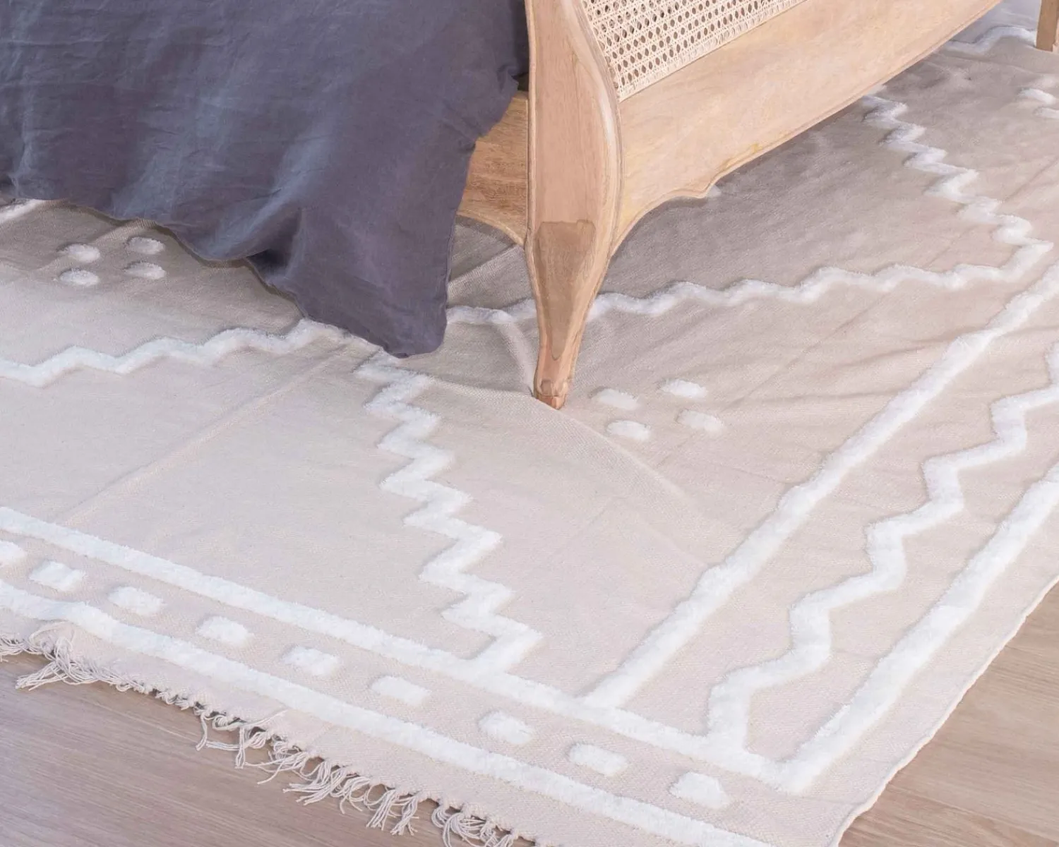 Meuble House Tapis beige tissé main et motifs brodés blancs "Matis" format 120x180cm Online