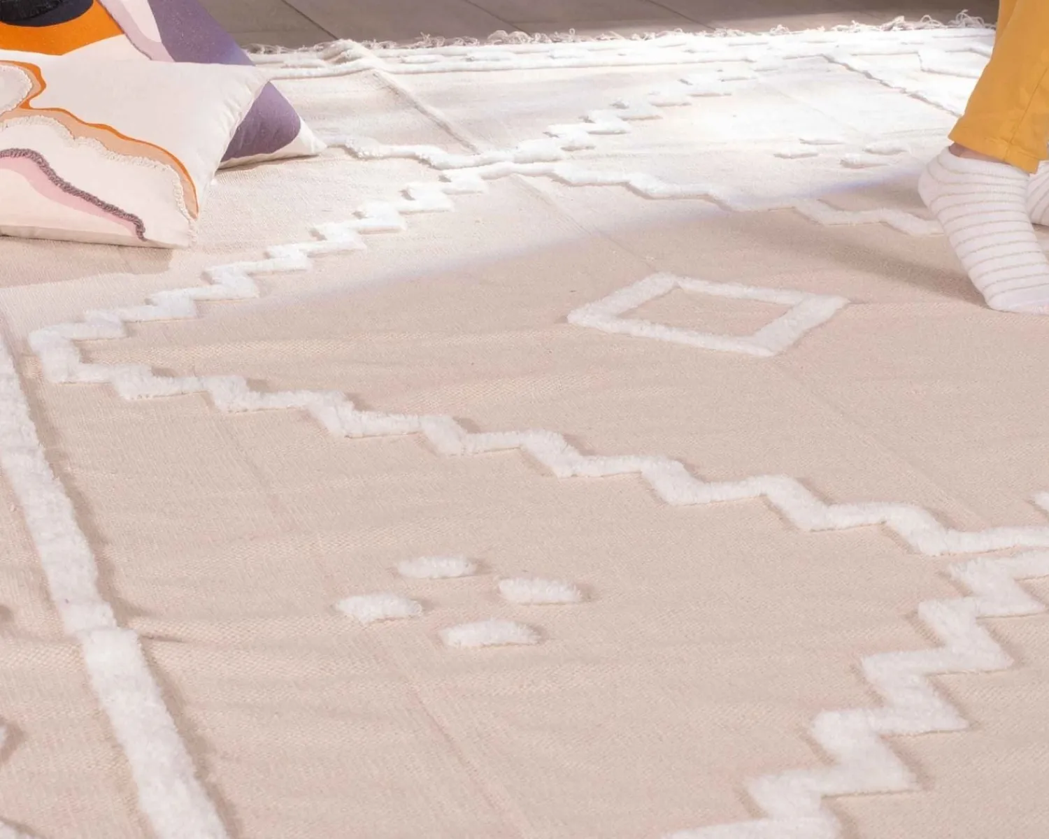 Meuble House Tapis beige tissé main et motifs brodés blancs "Matis" format 120x180cm Online