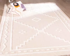 Meuble House Tapis beige tissé main et motifs brodés blancs