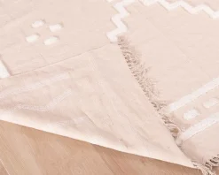 Meuble House Tapis beige tissé main et motifs brodés blancs