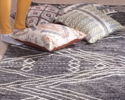 Meuble House Tapis en laine et coton noir motif ethnique 