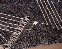 Meuble House Tapis en laine et coton noir motif ethnique 