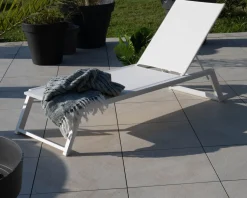 Meuble House Transat blanc design épuré en aluminium et textilène