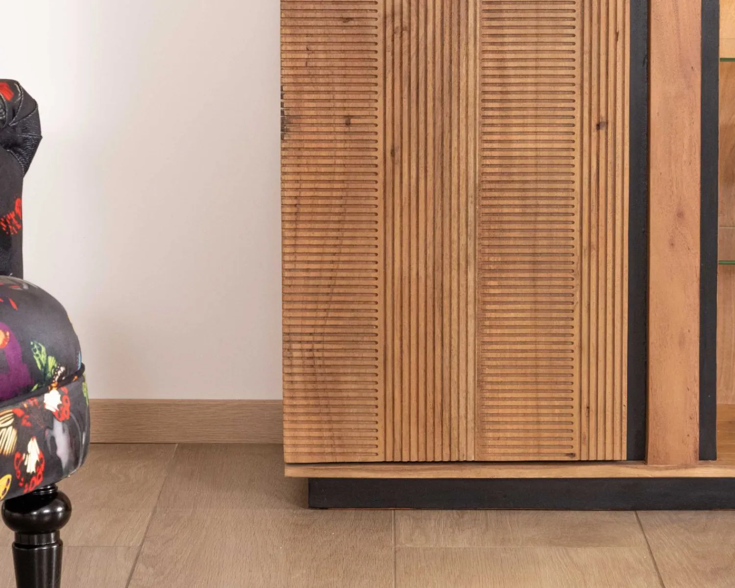 Meuble House Vaisselier contemporain acacia et liserés noirs "Lumino" niches avec étagères vitrée et éclairage LED Clearance