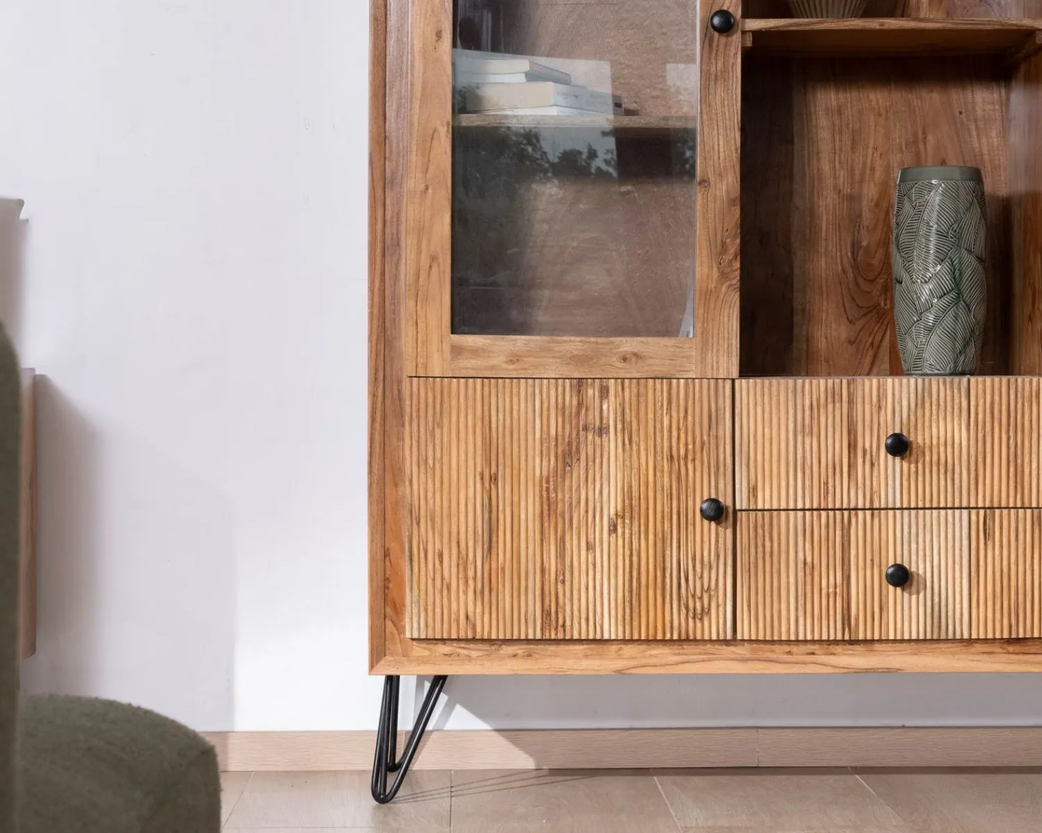Meuble House Vaisselier rétro en acacia et pieds métal "Wendy" avec façades gaufrées et portes vitrées Online