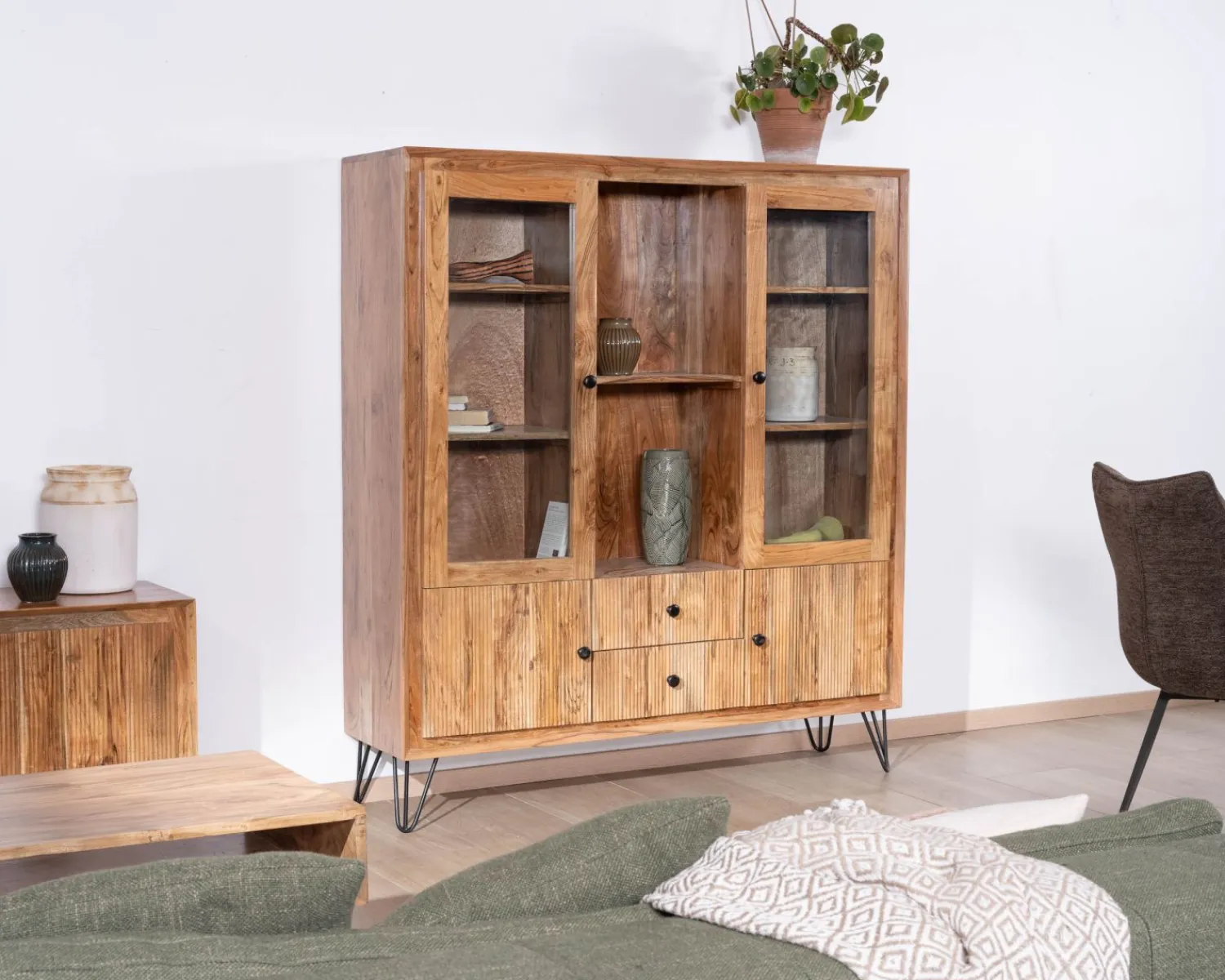 Meuble House Vaisselier rétro en acacia et pieds métal "Wendy" avec façades gaufrées et portes vitrées Online