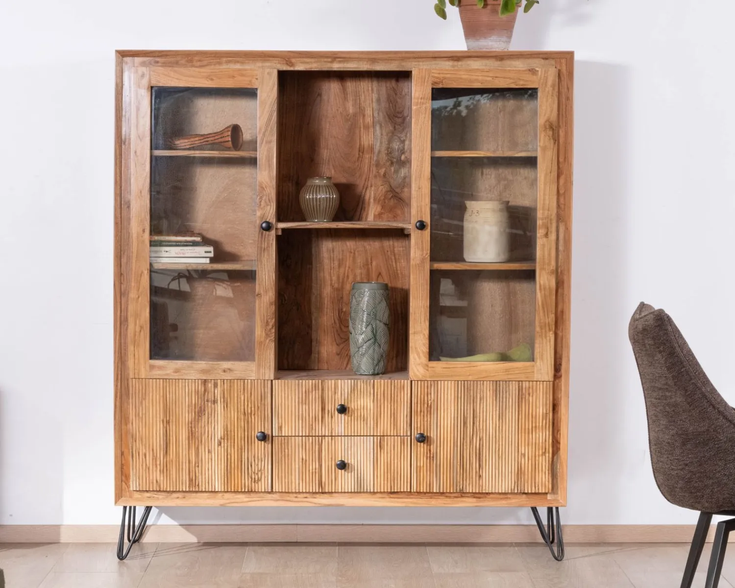 Meuble House Vaisselier rétro en acacia et pieds métal "Wendy" avec façades gaufrées et portes vitrées Online