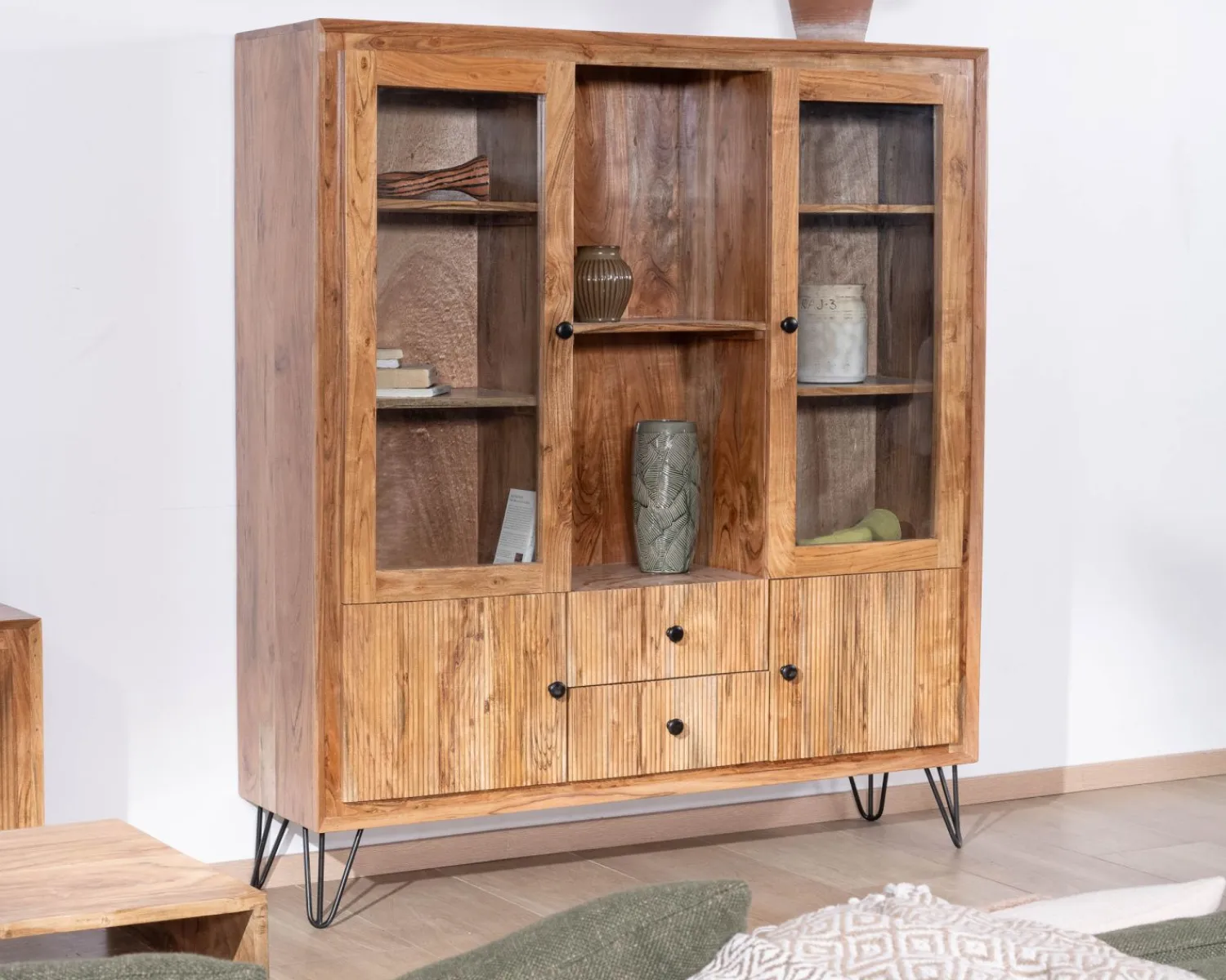Meuble House Vaisselier rétro en acacia et pieds métal "Wendy" avec façades gaufrées et portes vitrées Online