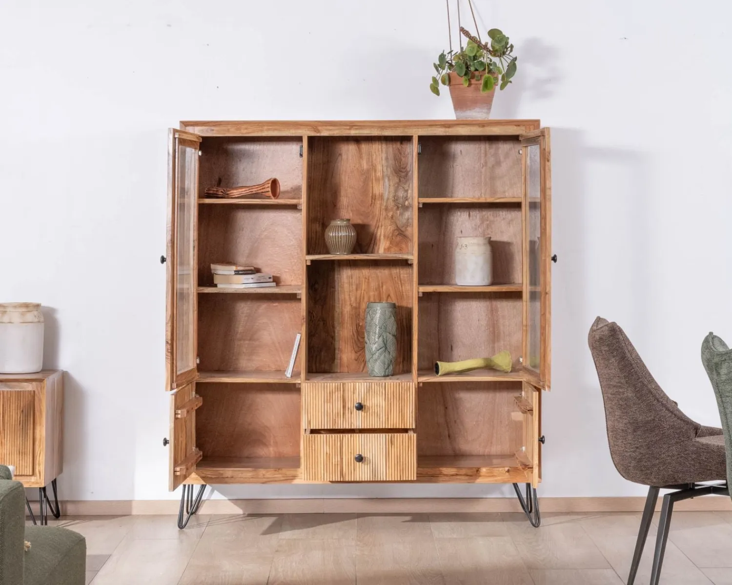 Meuble House Vaisselier rétro en acacia et pieds métal "Wendy" avec façades gaufrées et portes vitrées Online