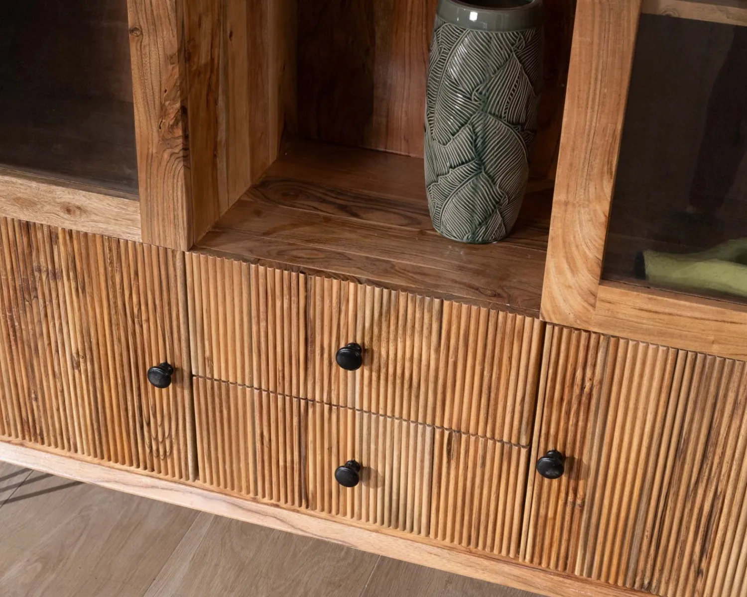Meuble House Vaisselier rétro en acacia et pieds métal "Wendy" avec façades gaufrées et portes vitrées Online